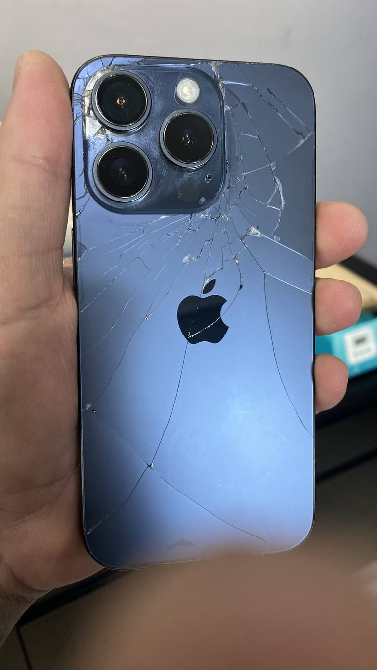 iPhone com a tampa traseira de vidro trincada
