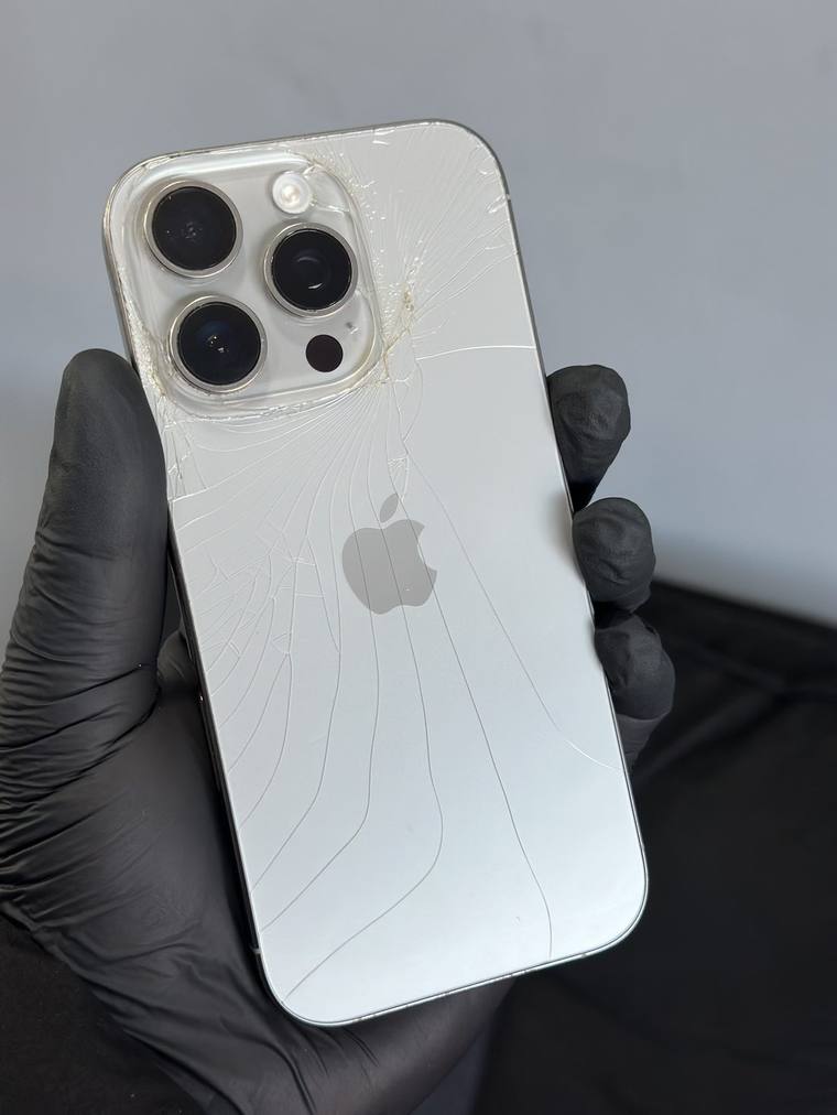 iPhone branco com a tampa traseira trincada
