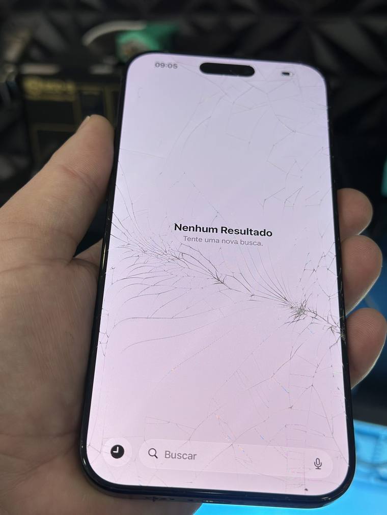 iPhone com o vidro da tela trincado