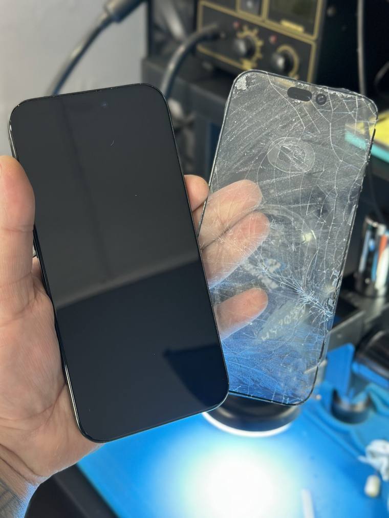 iPhone com a tela completamente destruída