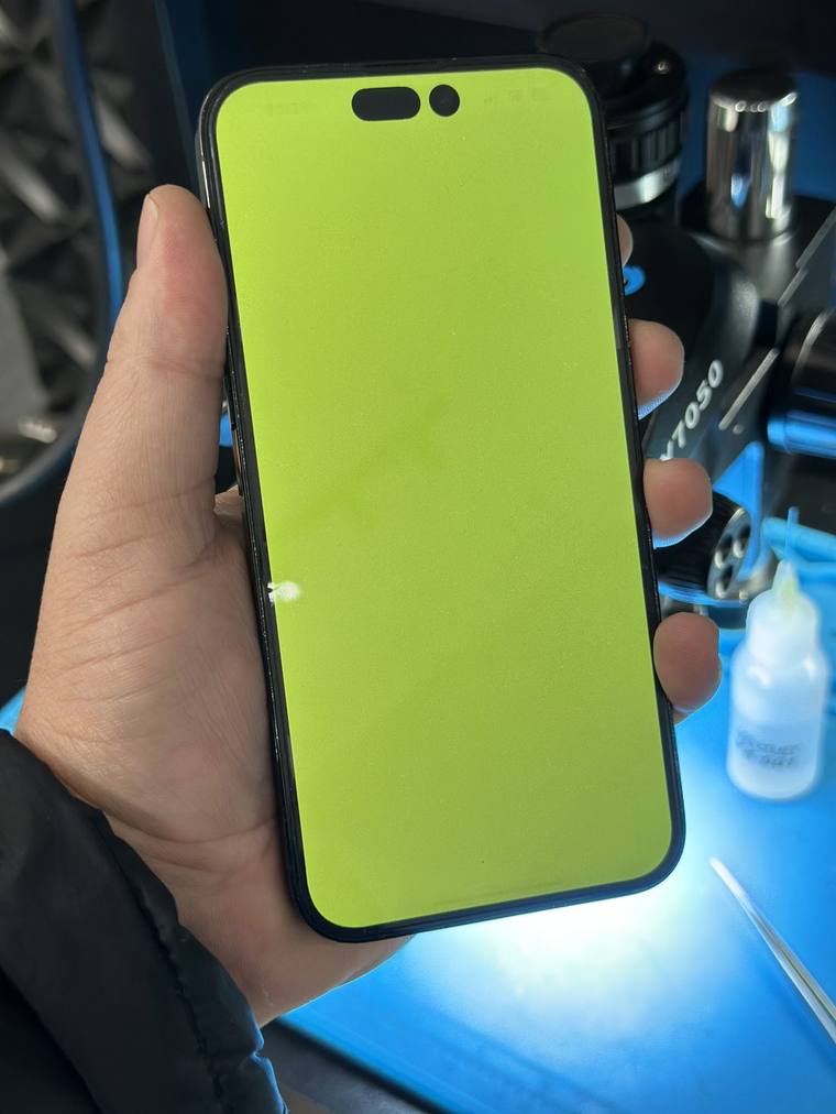 iPhone Pro com a tela completamente verde antes do reparo
