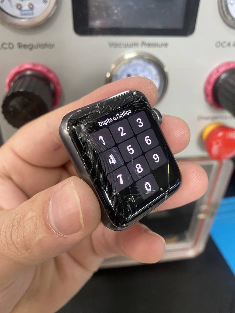 Apple Watch com o vidro trincado
